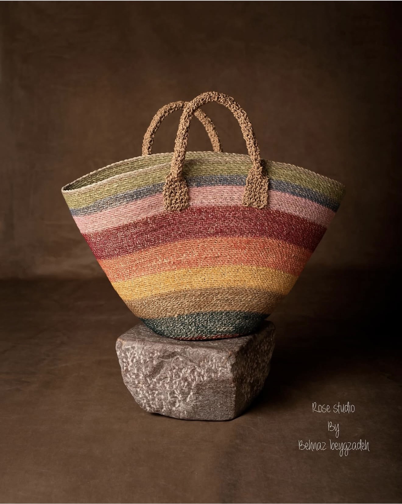 کیف حصیری دست بافت قطر کفی ۲۵ ارتفاع ۳۵ دسته ها دستبافت