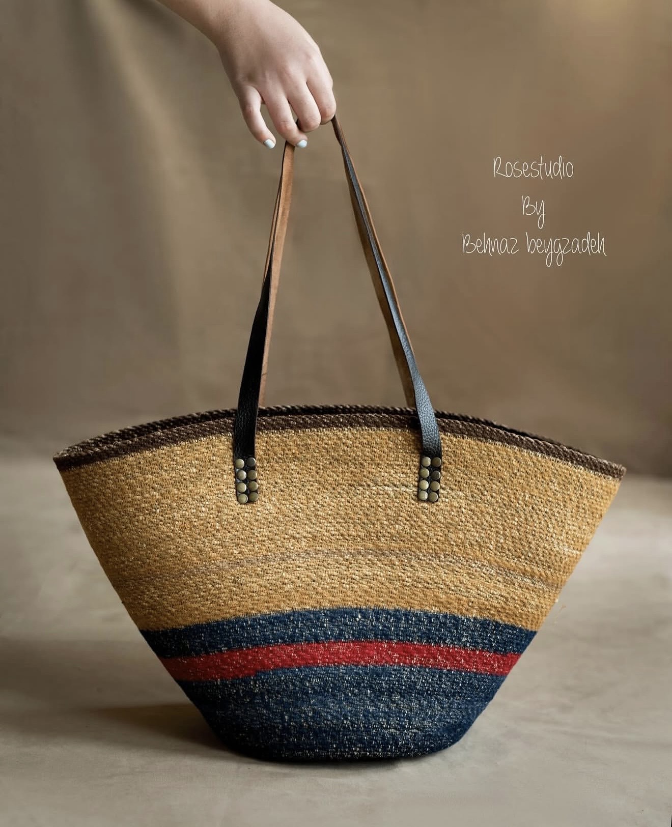 کیف حصیری دست بافت قطر کفی ۲۵ ارتفاع ۳۵ دسته ها چرم طبیعی